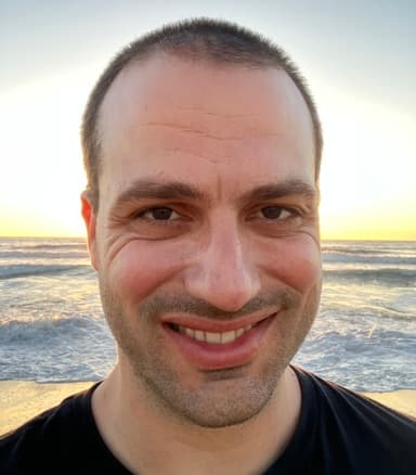 Portrait photo of Ben Filippenko